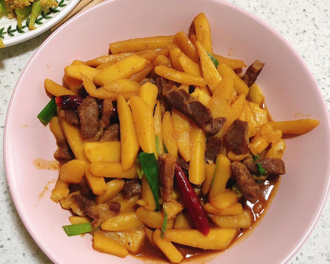简单的家常红烧土豆猪梅肉