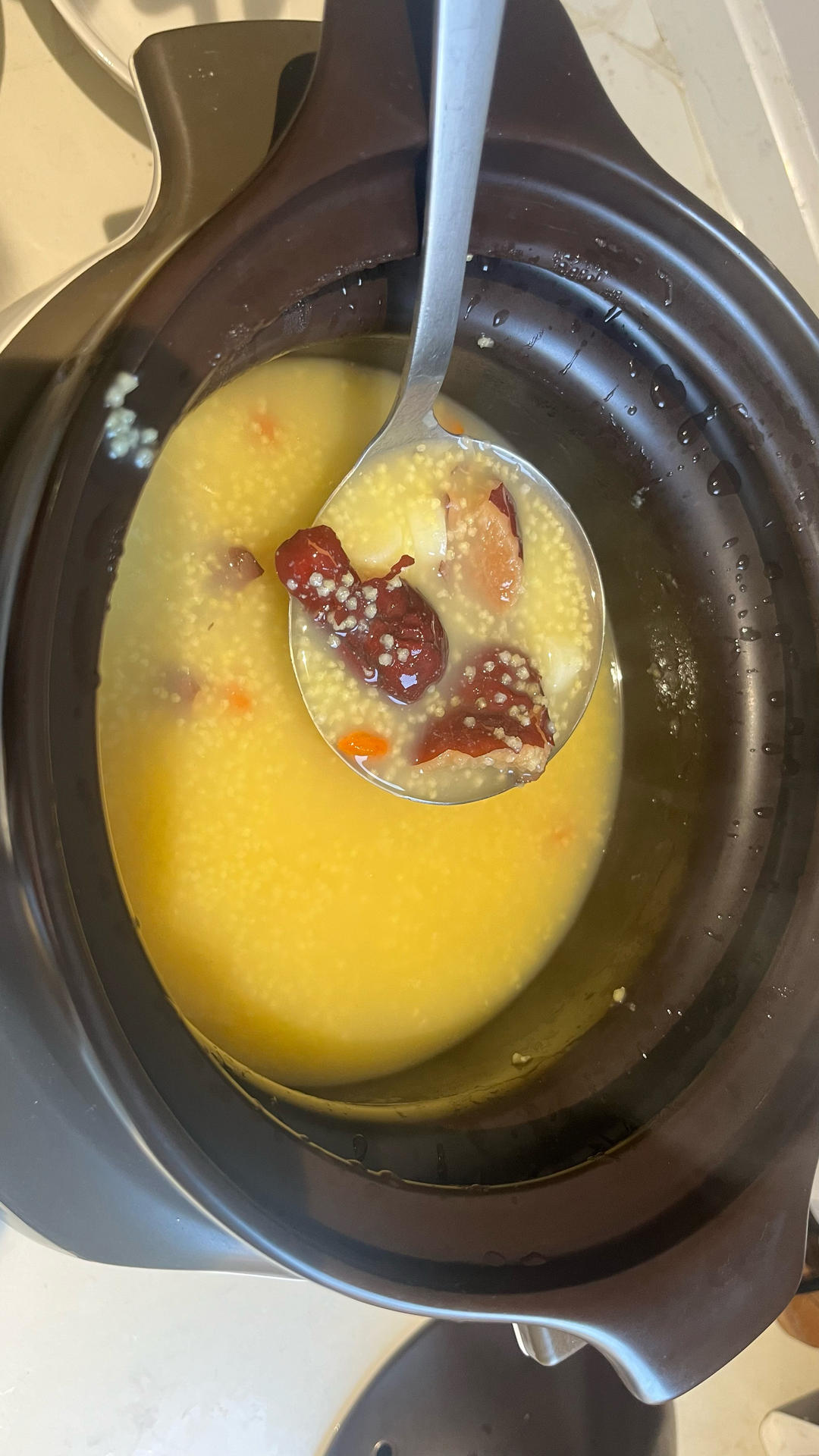 小米山药红枣枸杞大米花生核桃绿豆粥