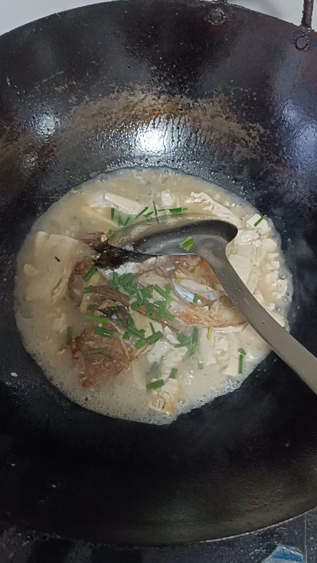 鱼头汤（鱼头豆腐时蔬汤、味鲜汤白有窍门)