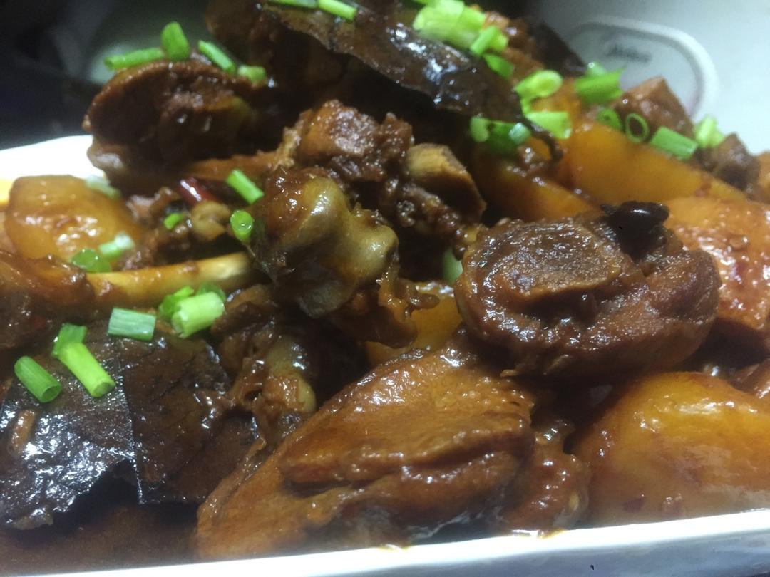 家常菜 土豆焖鸭 哔哔哩做的土豆焖鸭哔哔哩  