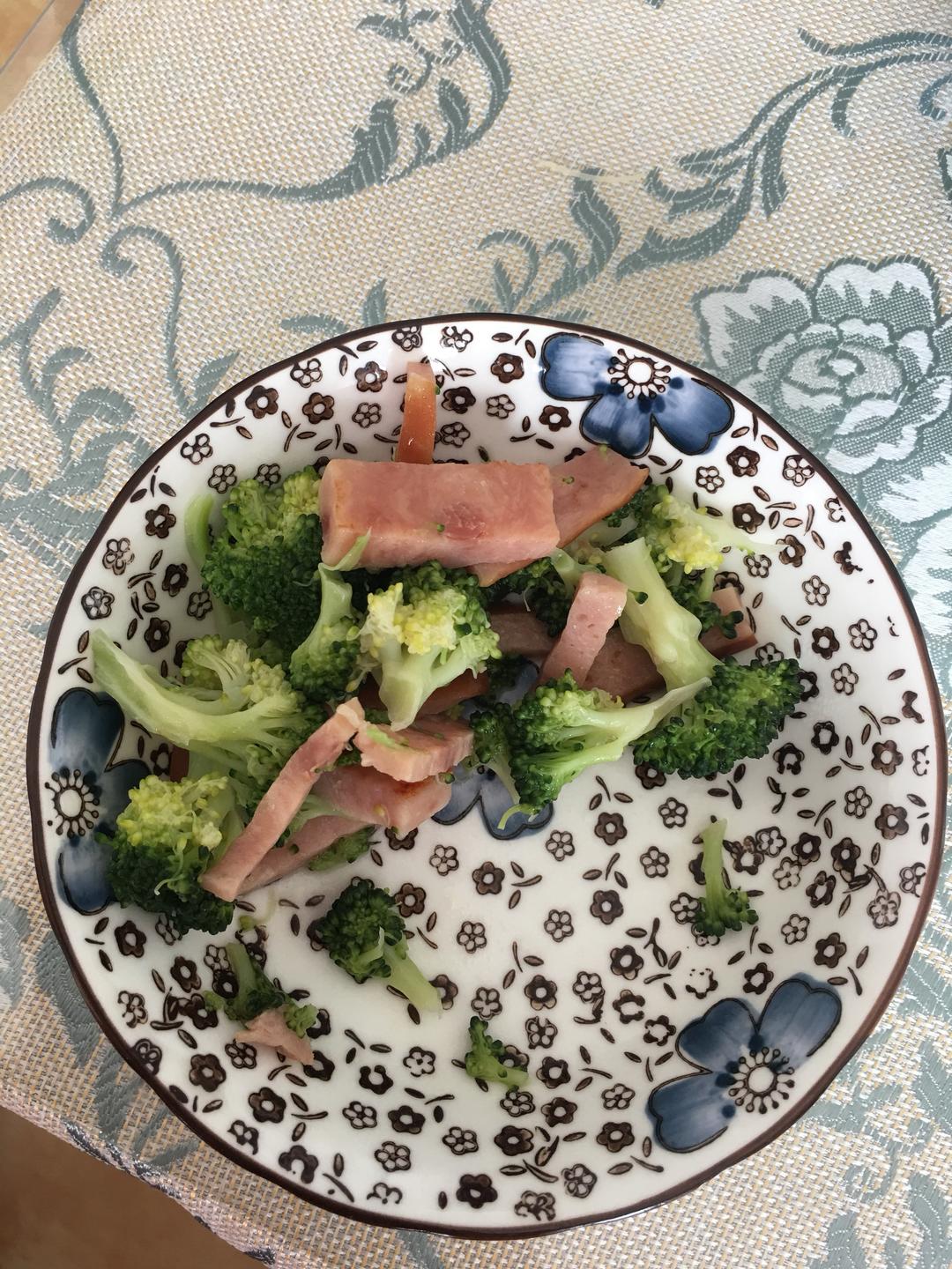 西兰花炒熏火腿