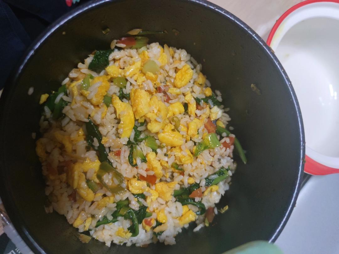 西红柿菜叶蛋炒饭