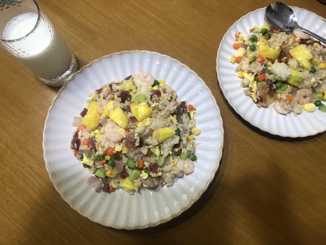 清新爽口的五彩菠萝炒饭~