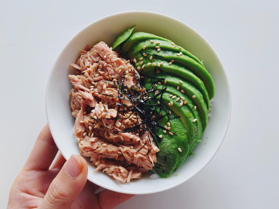 金枪鱼牛油果拌饭