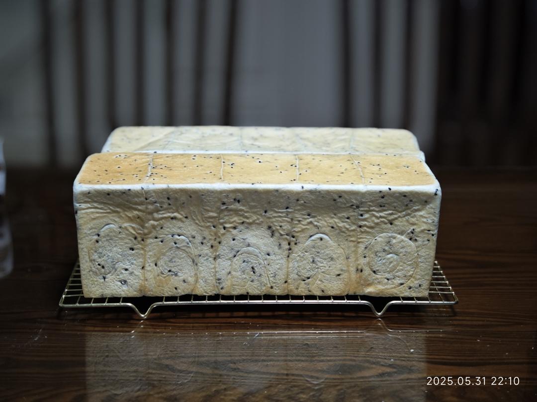 咸盐黑芝麻吐司