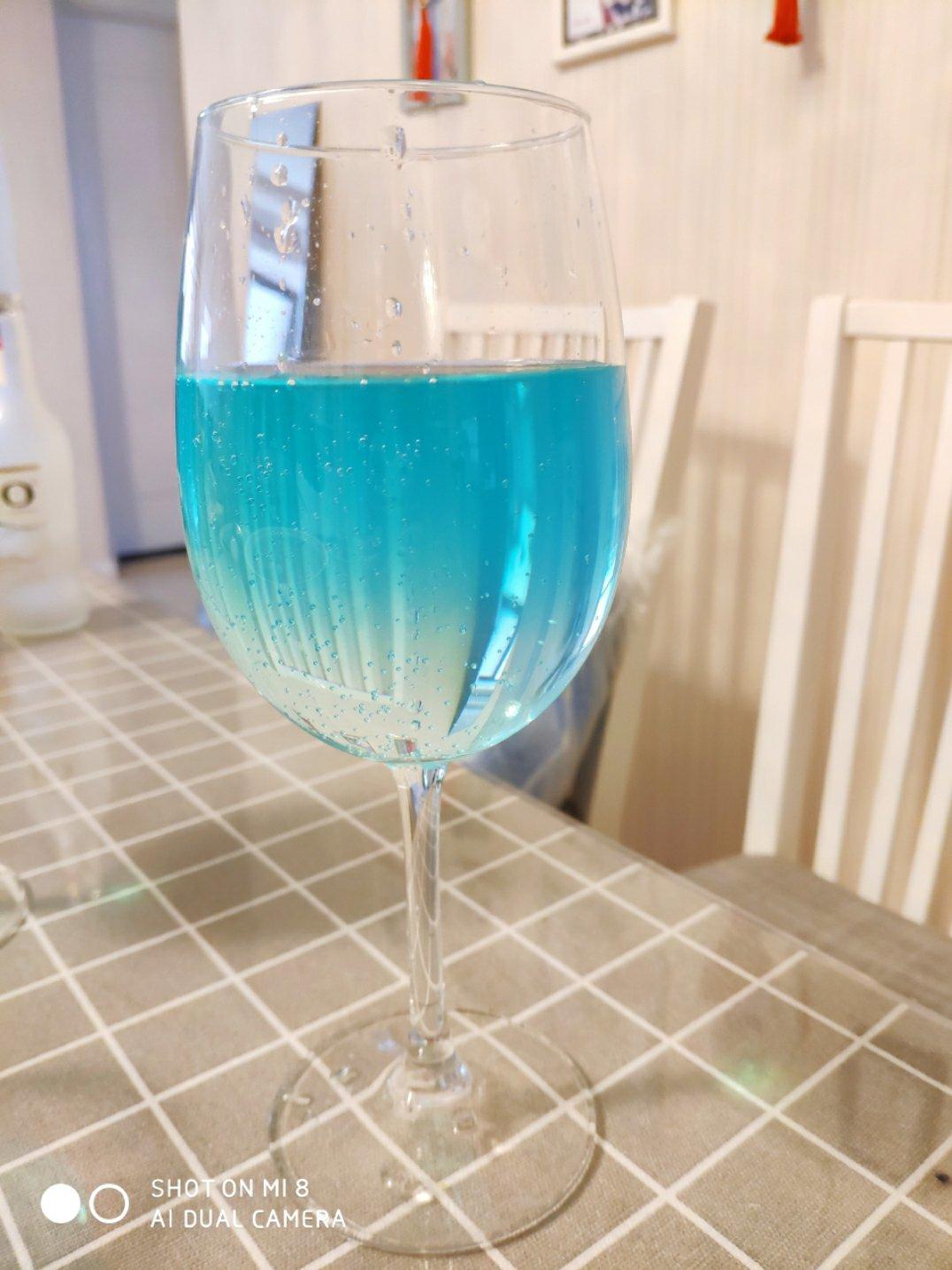 蓝色海洋鸡尾酒