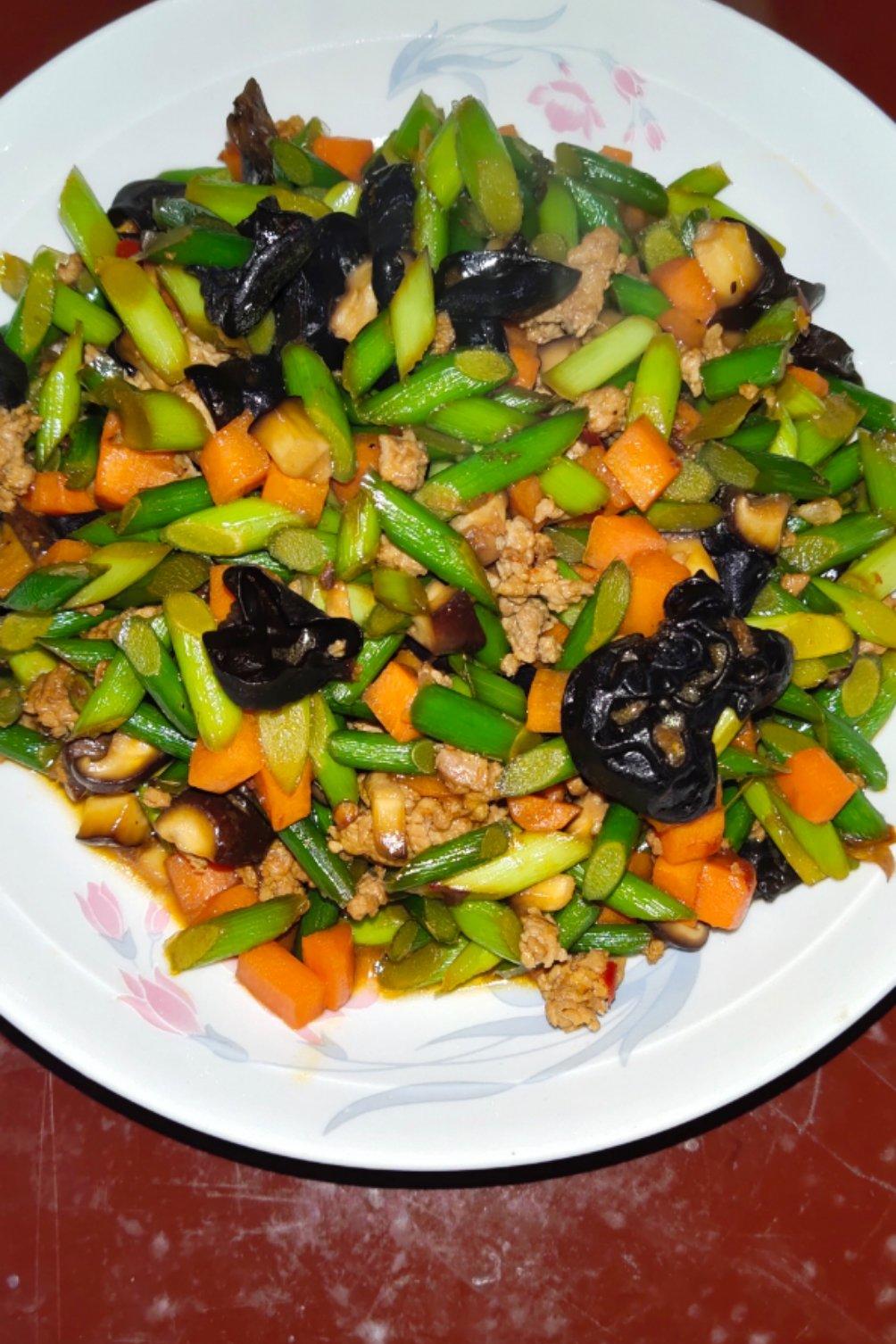 蒜台炒肉沫