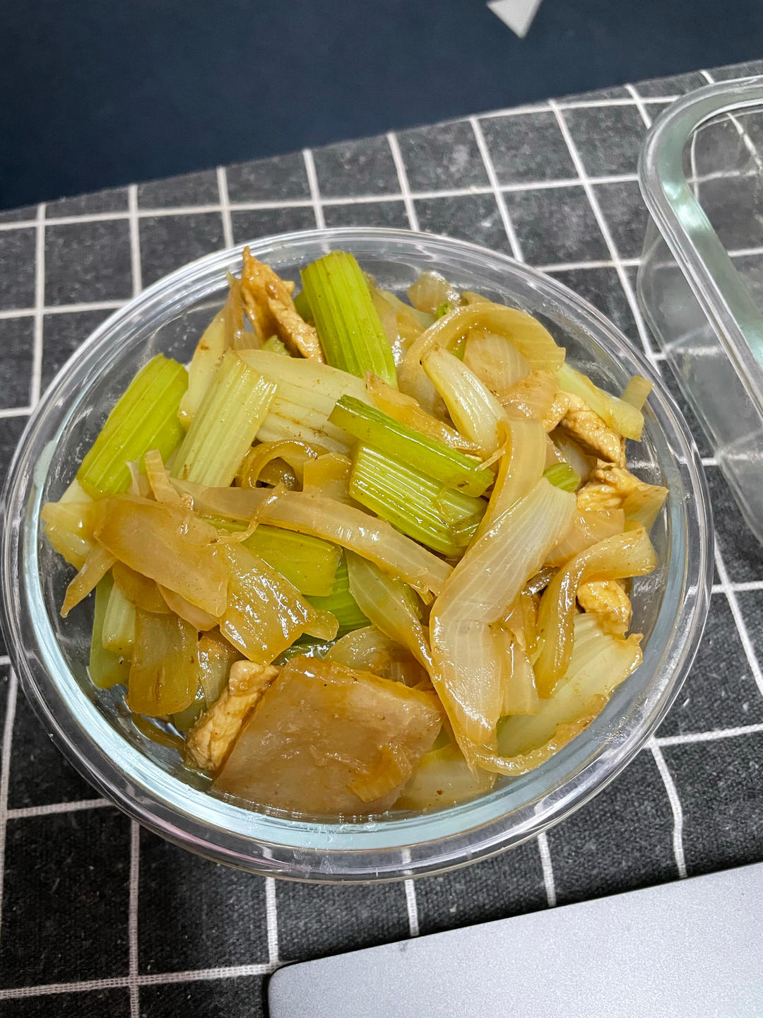 简单快手家常菜——洋葱芹菜炒肉