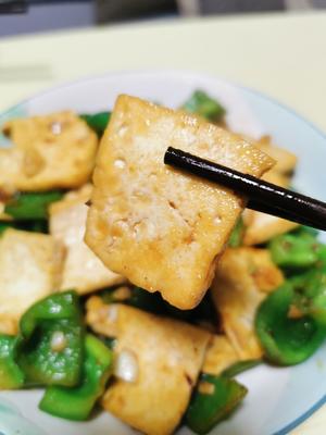 酱香豆腐炒青椒的做法 步骤5