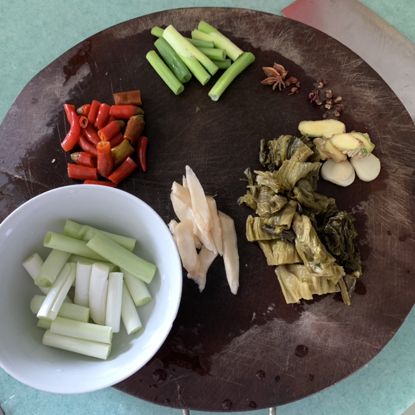 酸菜水煮鲢鱼的做法 步骤2