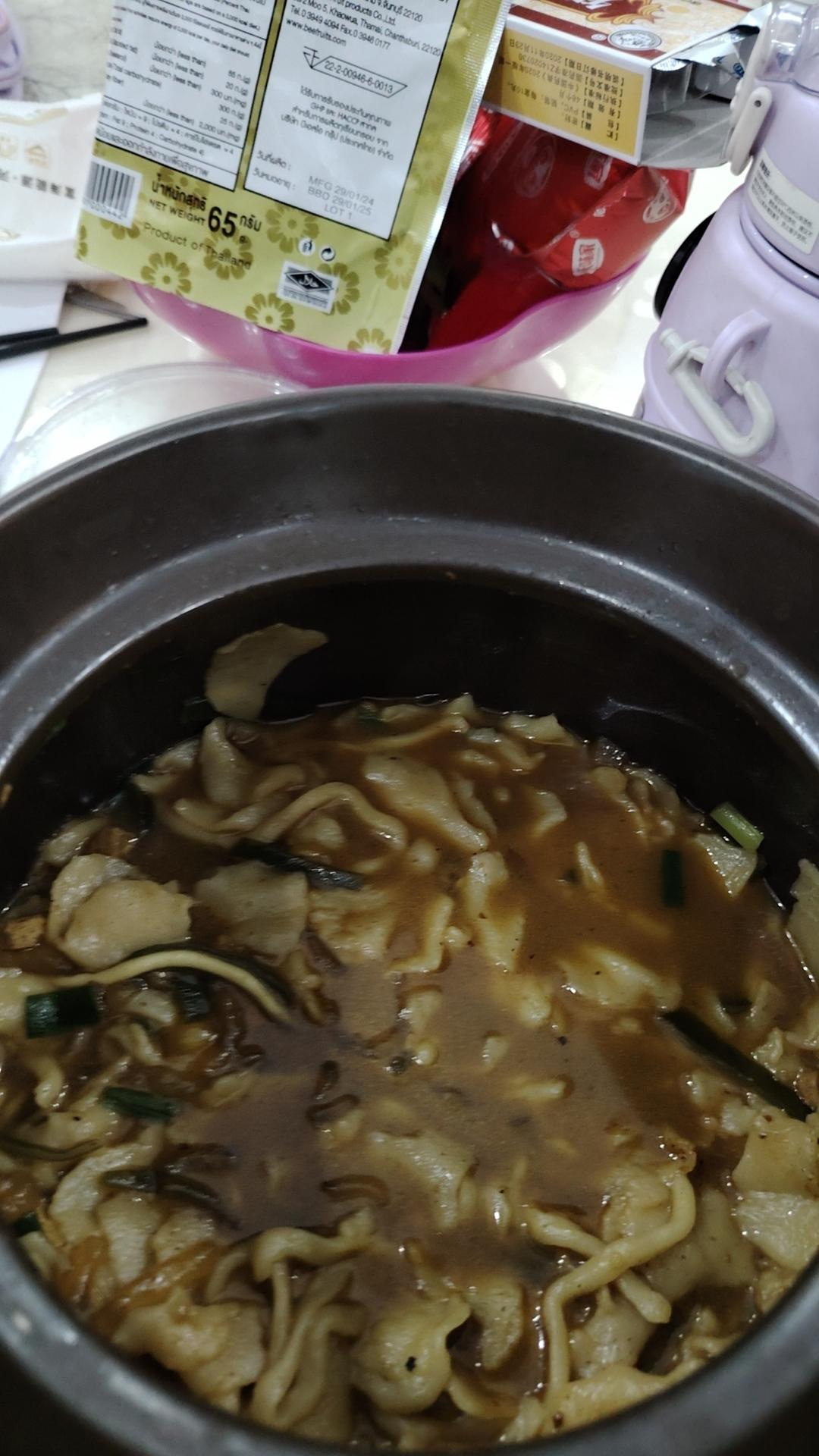 不用火锅底料也可以做的砂锅土豆粉(刀削面)