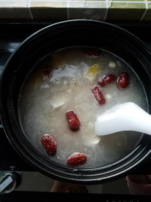 红薯燕麦银耳莲子粥的做法 步骤2