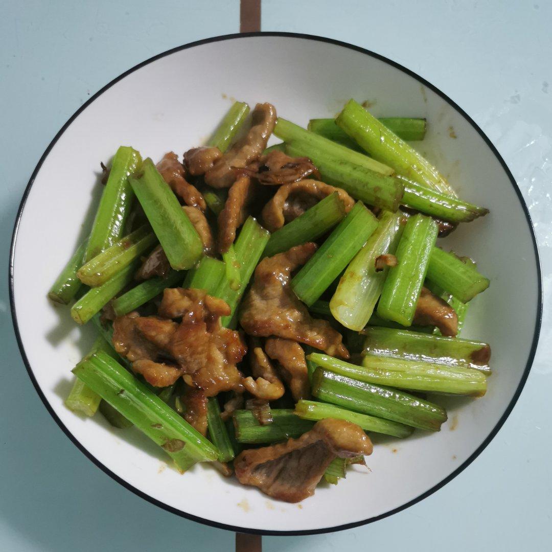 芹菜炒肉的新方法（这样炒出来的芹菜脆，肉丝嫩滑）