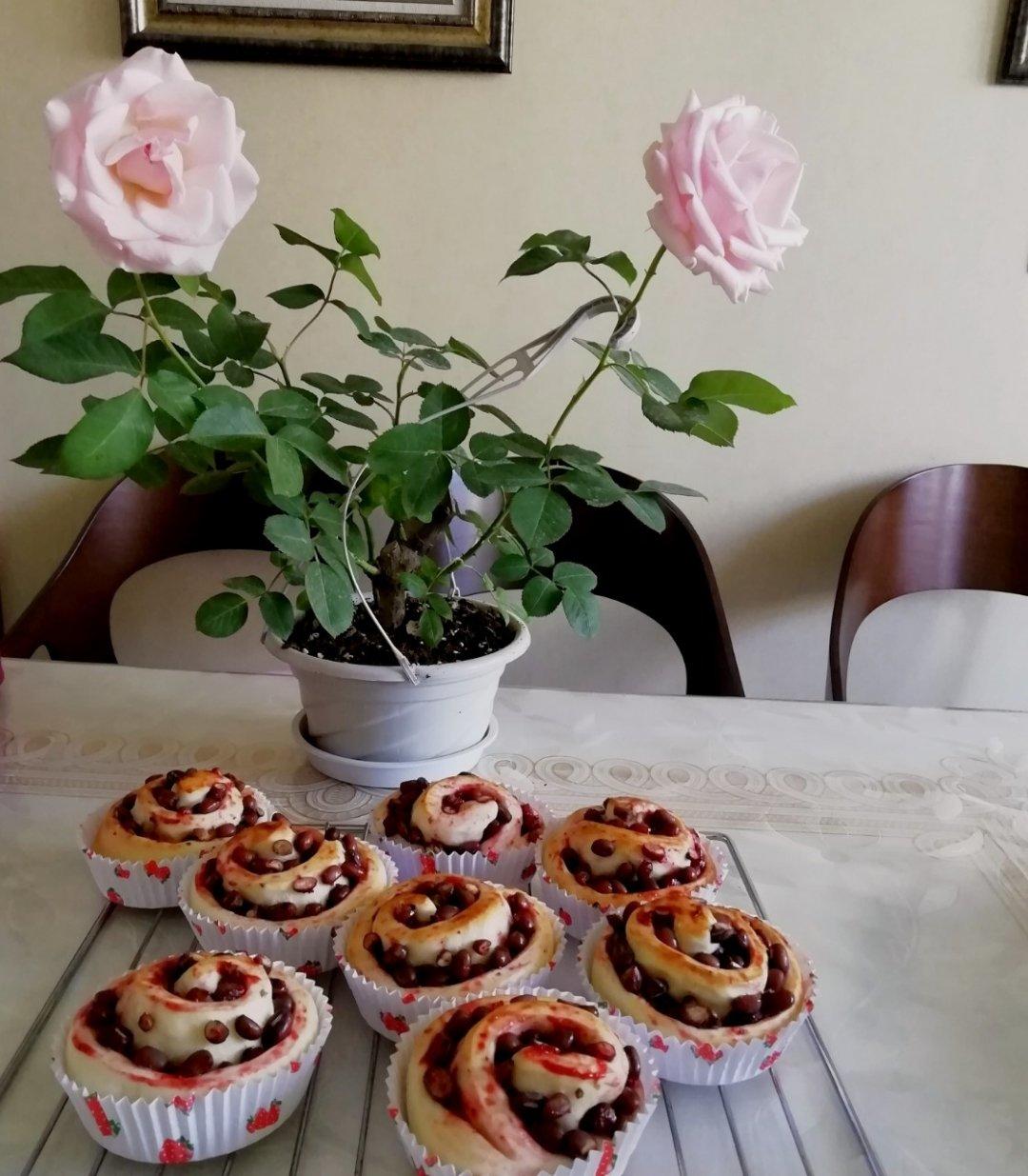 草莓酱蜜豆酸奶面包卷