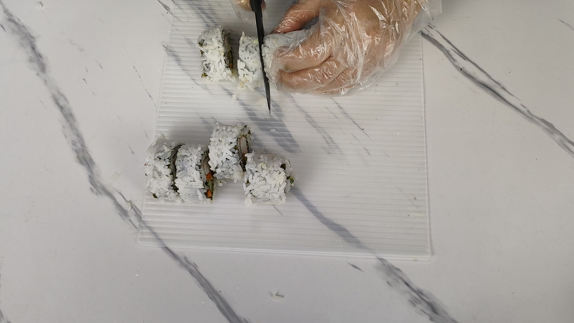在家简易自制蟹棒肉松反卷寿司的做法 步骤7