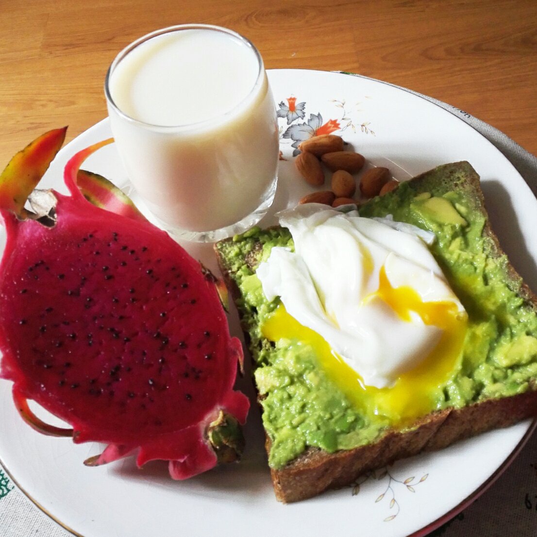 【健康能量早餐】流黄荷包蛋牛油果酱配全麦面包