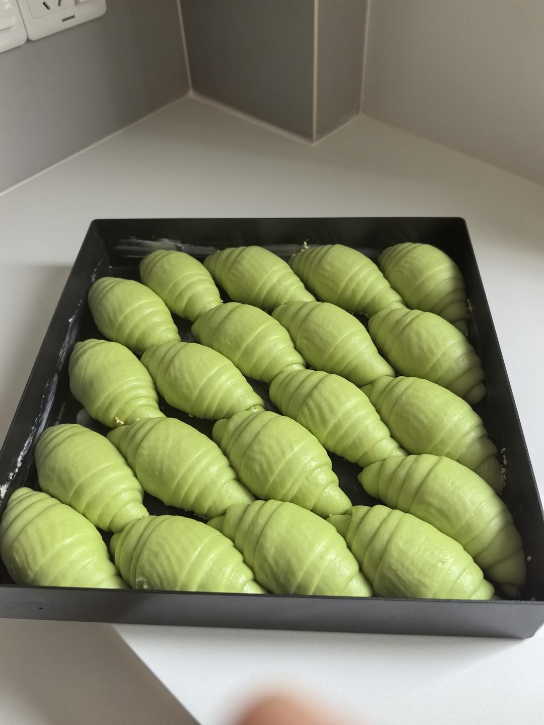 柔软拉丝开心果牛奶面包卷