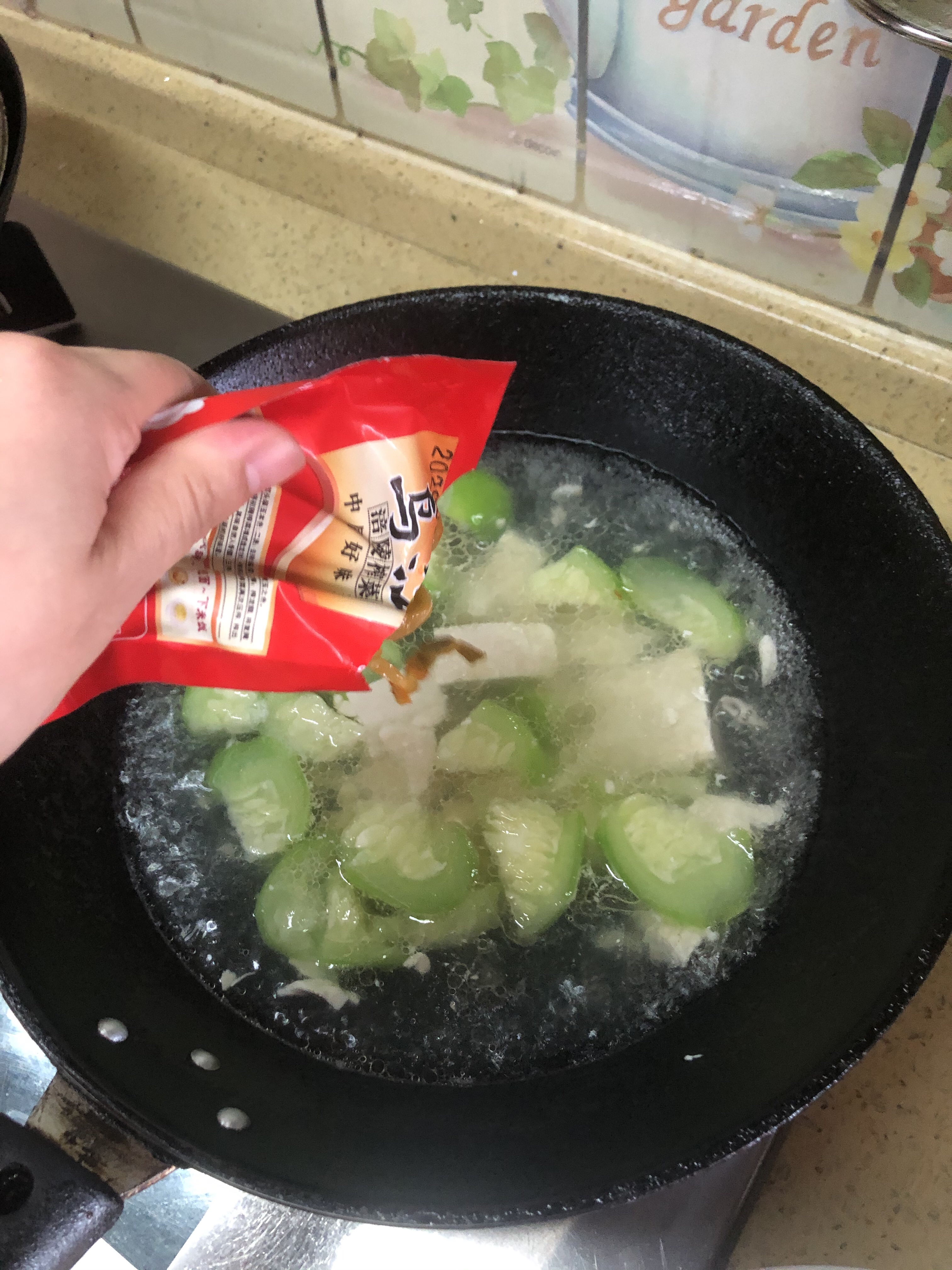 榨菜丝瓜豆腐汤