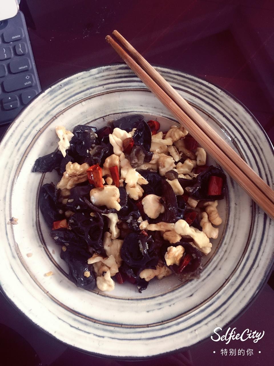 黑木耳炒核桃仁