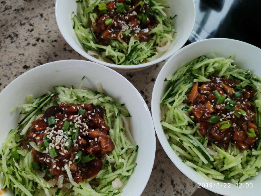 我发誓这将是你吃过最好吃的炸酱面，一口下去回味无穷！！！