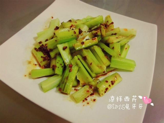 凉拌西芹的做法