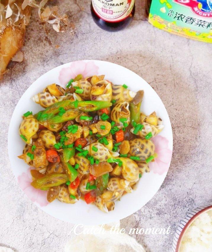 吮手指的辣炒花螺