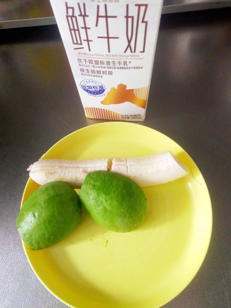 牛油果香蕉奶昔（一日三餐）美善品小美食谱的做法 步骤1