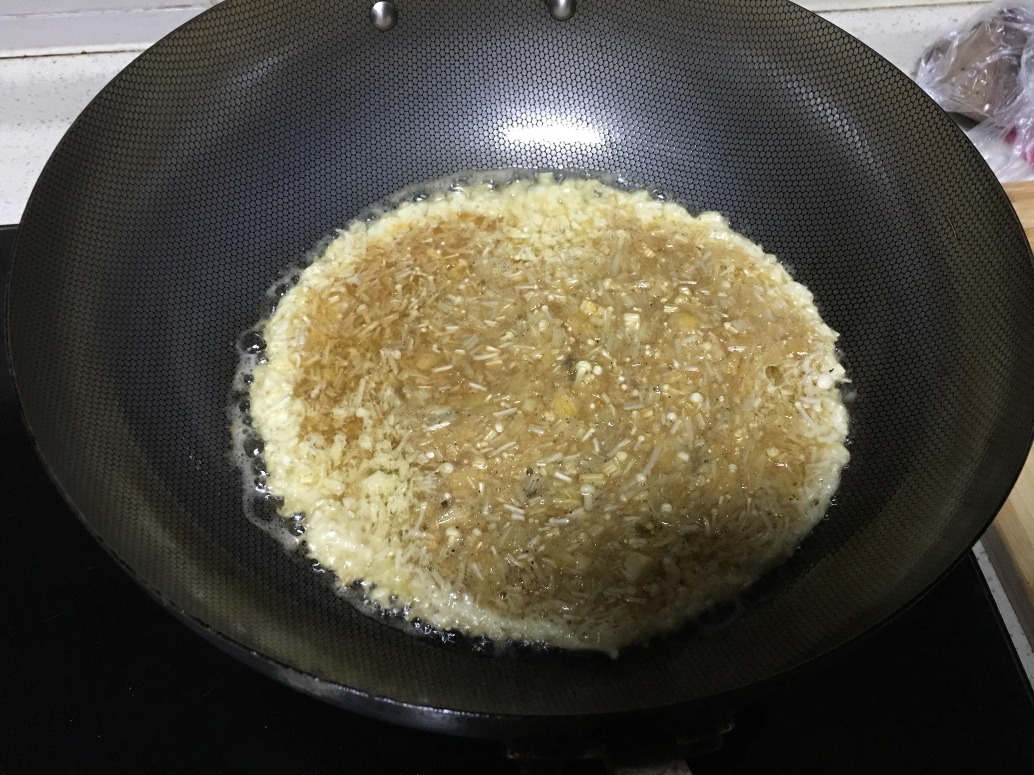 简单快手的金针菇炒鸡蛋的做法 步骤4