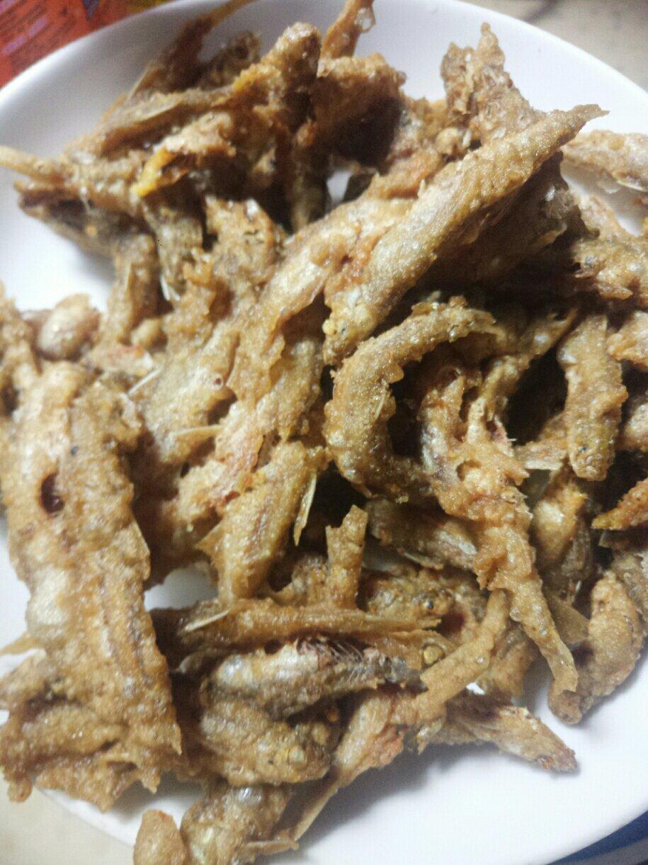 厨师长教你：“干炸小河鱼”的家常做法，金黄酥脆回味无穷