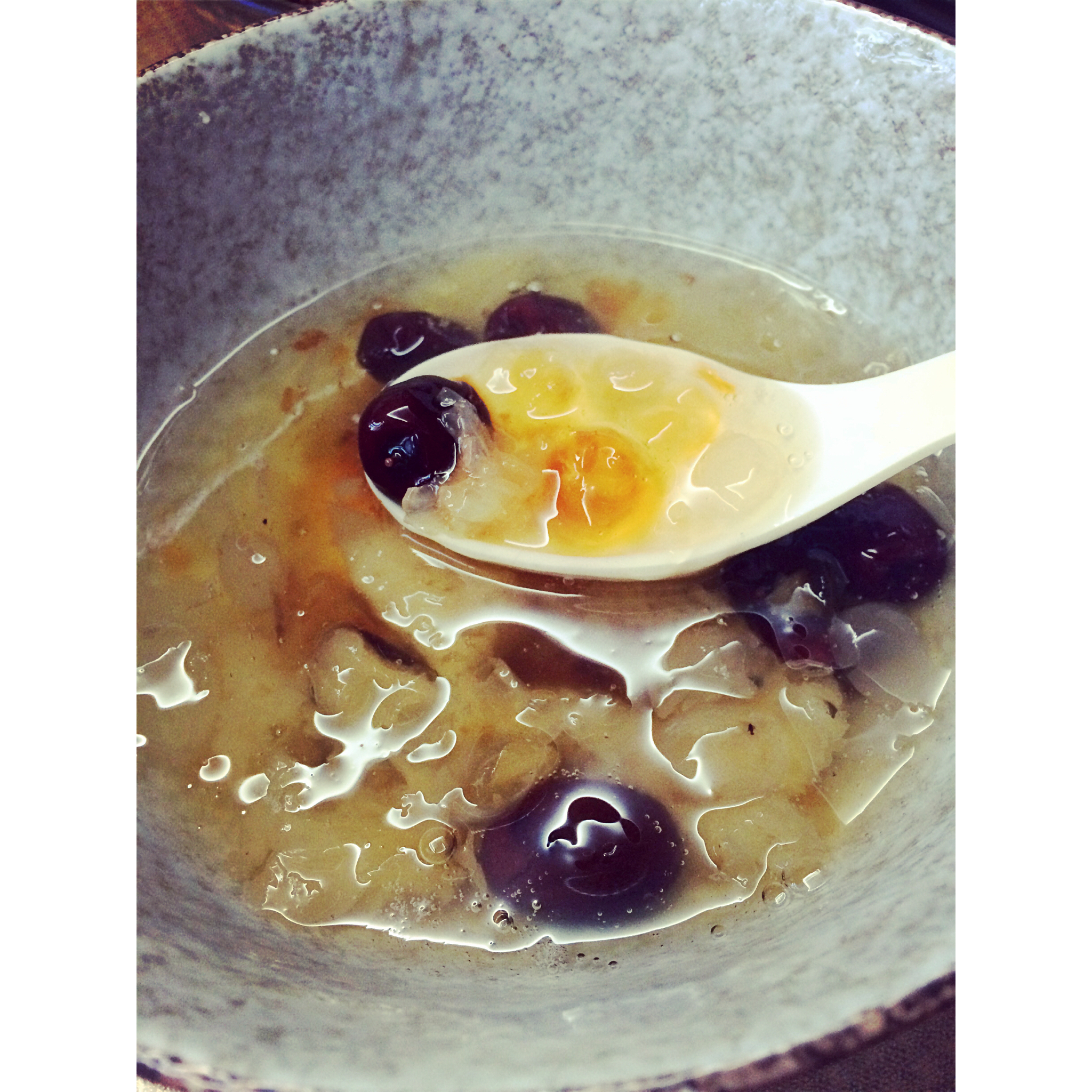 皂角米桃胶炖银耳糖水