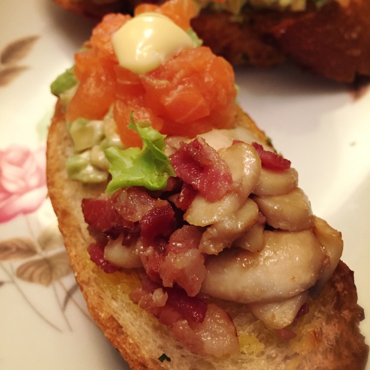 西班牙tapas之三文鱼牛油果面包 番茄牛油果面包