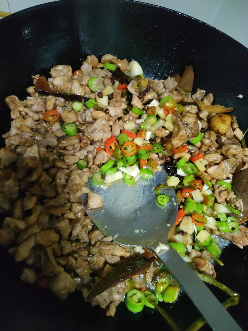 【川味双椒兔的做法步骤图，川味双椒兔怎么做好吃】晨晨哔哔_下厨房