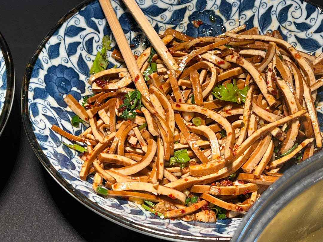 凉拌豆腐干(凉拌菜通用，宝贝儿子“念念不忘”之二,他喜欢的“微微辣”级别)