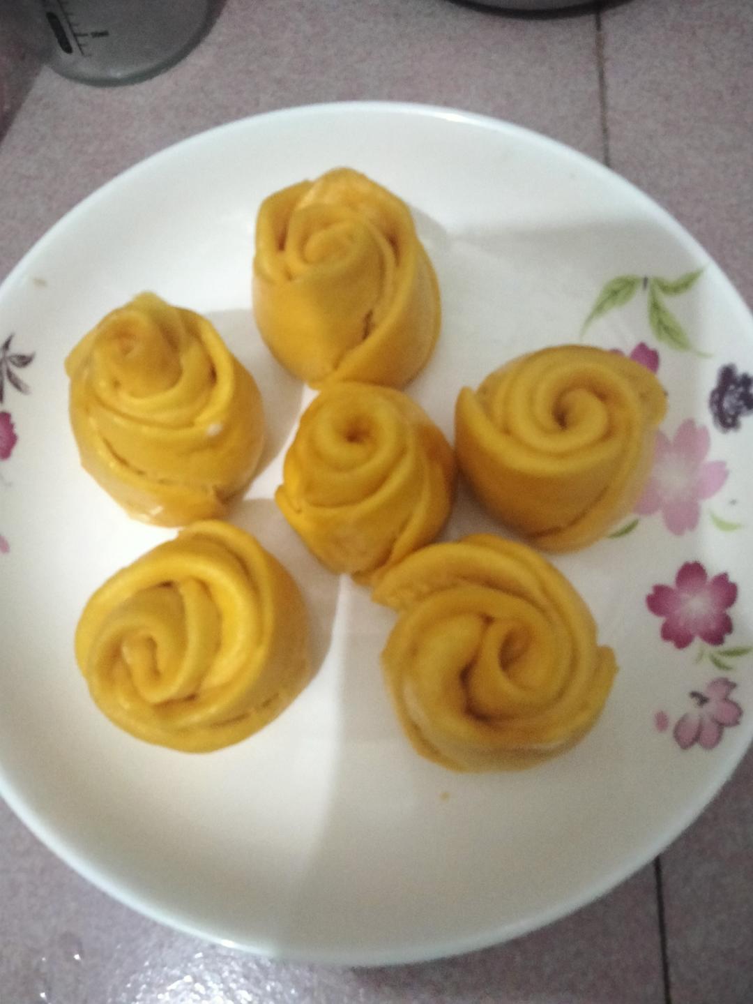可以给宝宝当辅食的单纯版南瓜馒头，含玫瑰花、刺猬、南瓜造型馒头做法