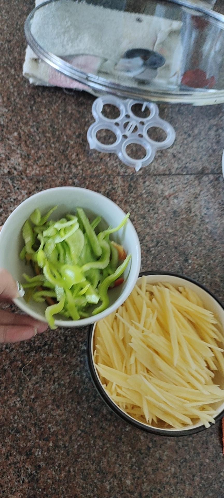 酸辣土豆丝（绝对清脆爽口，比外面卖的好吃，有诀窍！）