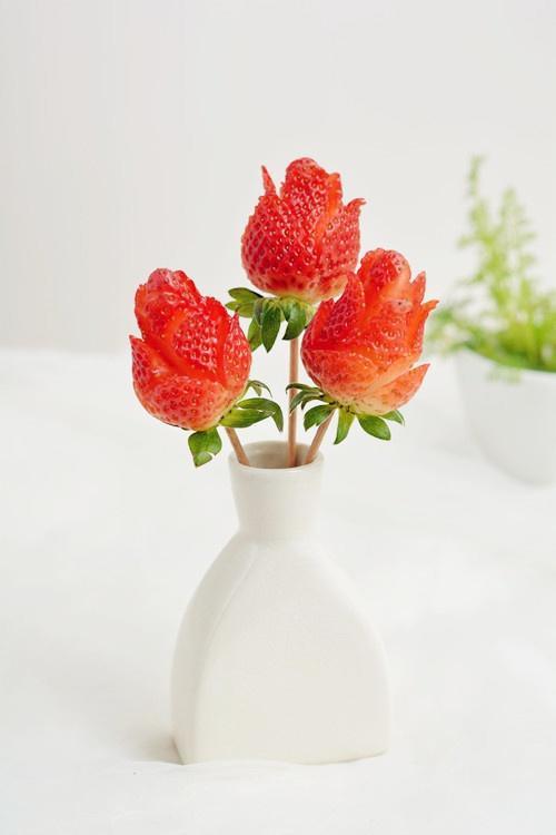 草莓玫瑰花——让草莓一分钟变玫瑰的做法