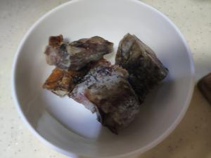 湖南烟熏腊鱼焖土豆的做法 步骤3