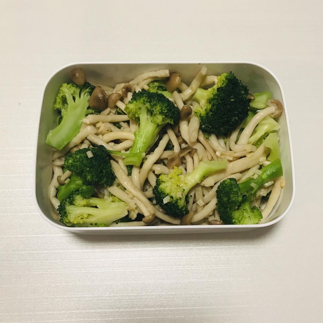 小清新！蒜香西兰花炒鲜菇