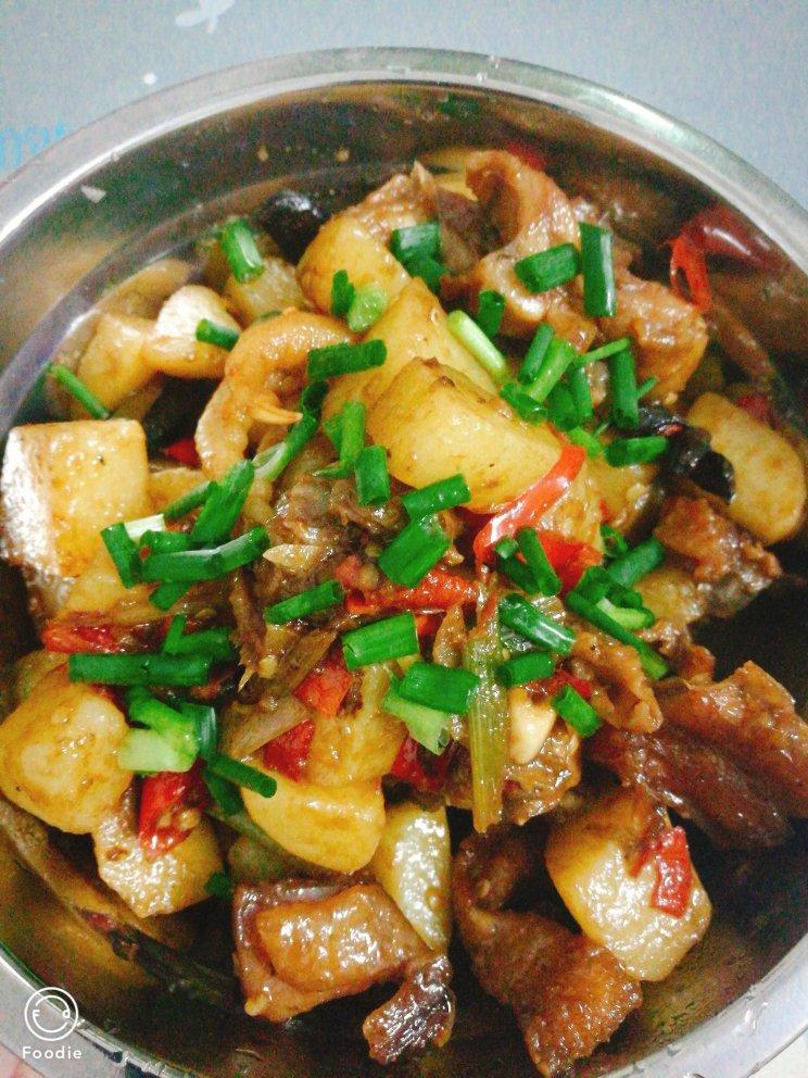 小石头和我做的土豆炖腊鸡