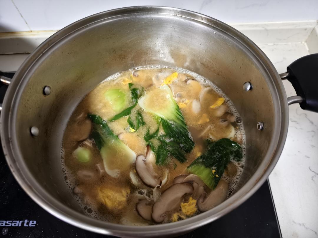 好喝到吞掉舌头！！！ ​​​减脂营养虾仁蘑菇豆腐汤。 ​​​