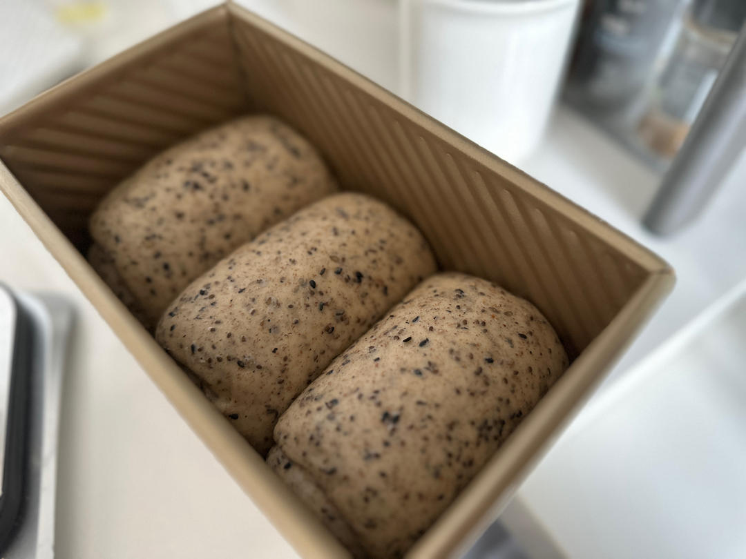 黑芝麻奇亚籽吐司