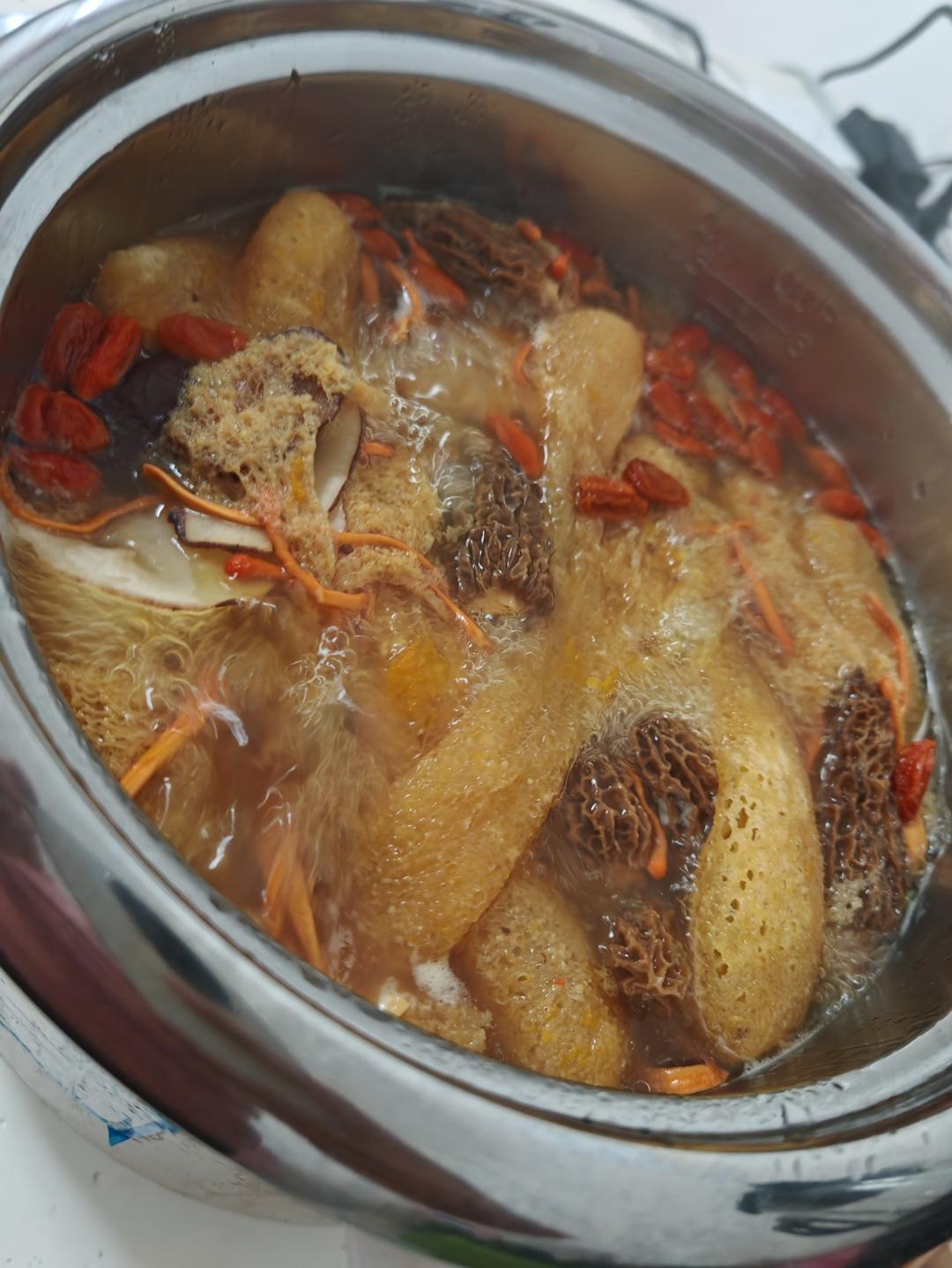 煲靓汤|羊肚菌竹荪排骨汤