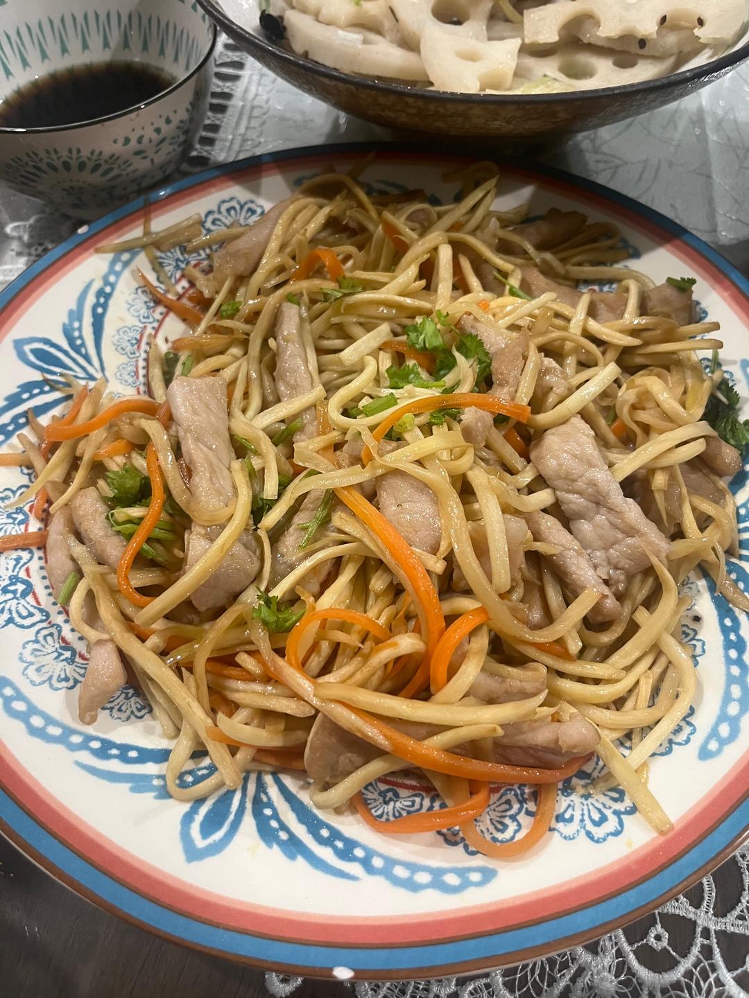 两人份茭白爆炒肉丝的做法