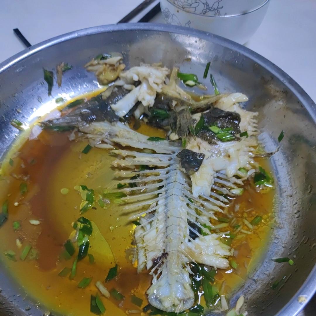 清蒸多宝鱼，很多人在先浇油还是先倒蒸鱼豉油这一步就做错啦