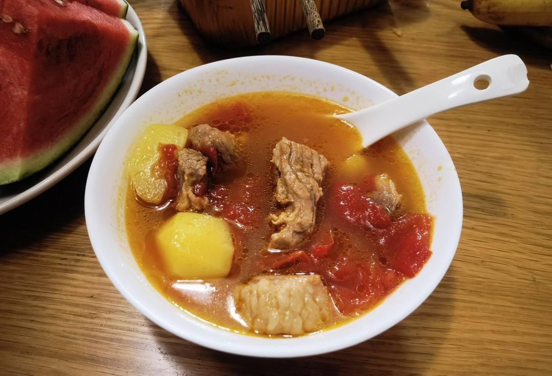 汤浓肉嫩的番茄牛腩，牛腩软烂秘法