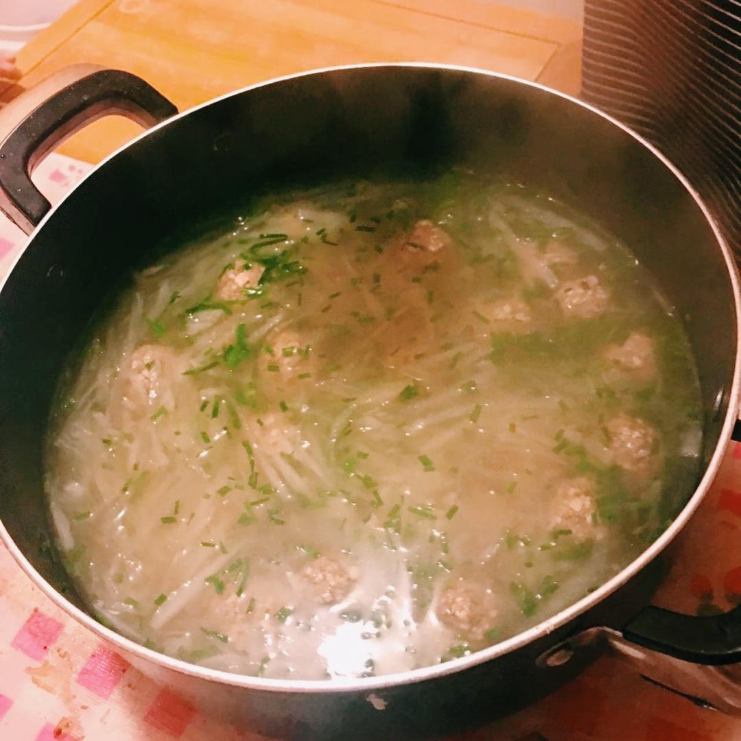 【10分钟系列】白萝卜豆腐圆子汤