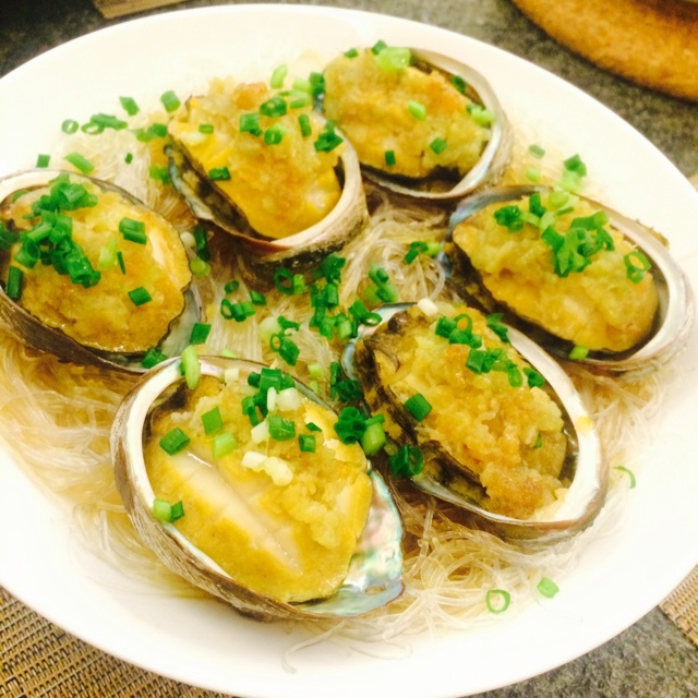 蒋酱酱做的蒜蓉粉丝蒸鲍鱼