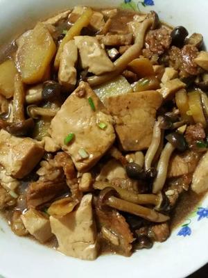 五花肉蟹味菇土豆炖豆腐的做法 步骤5