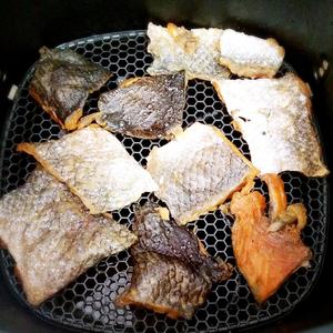 简易炸三文鱼皮——空气炸锅食谱的做法 步骤3