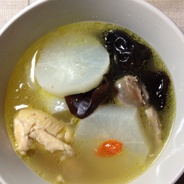 白萝卜木耳鸡汤